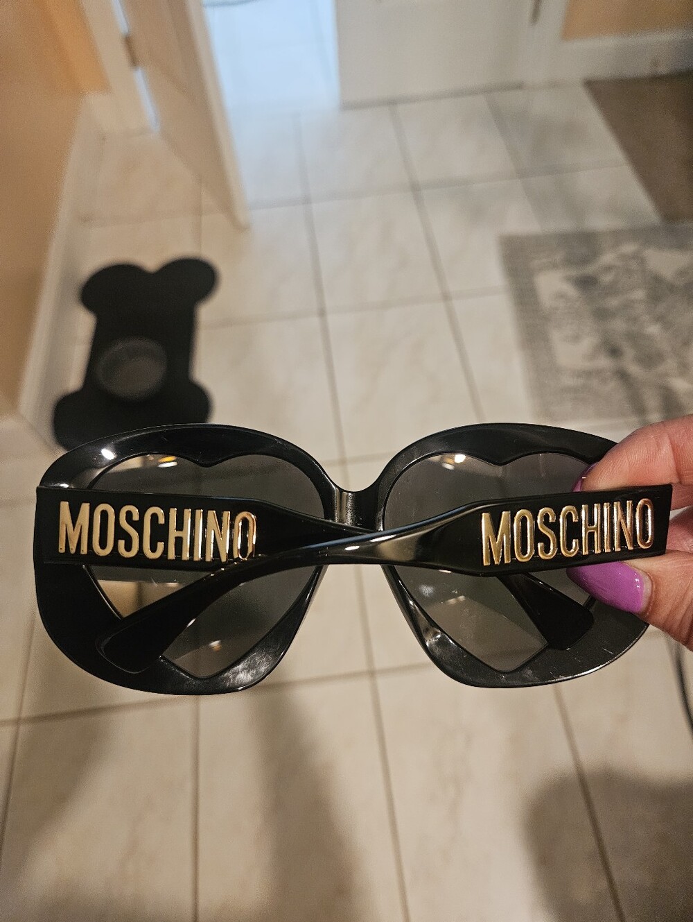 Moschino "Heart" Sunglasses. New - Picture 3 of 4